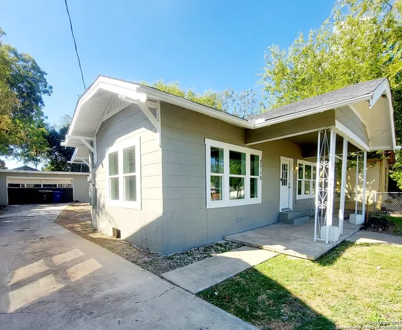 $1,600 | 2710 East Houston Street, San Antonio, TX 78202