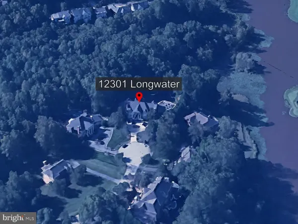 a sign that is sitting in the middle of a yard