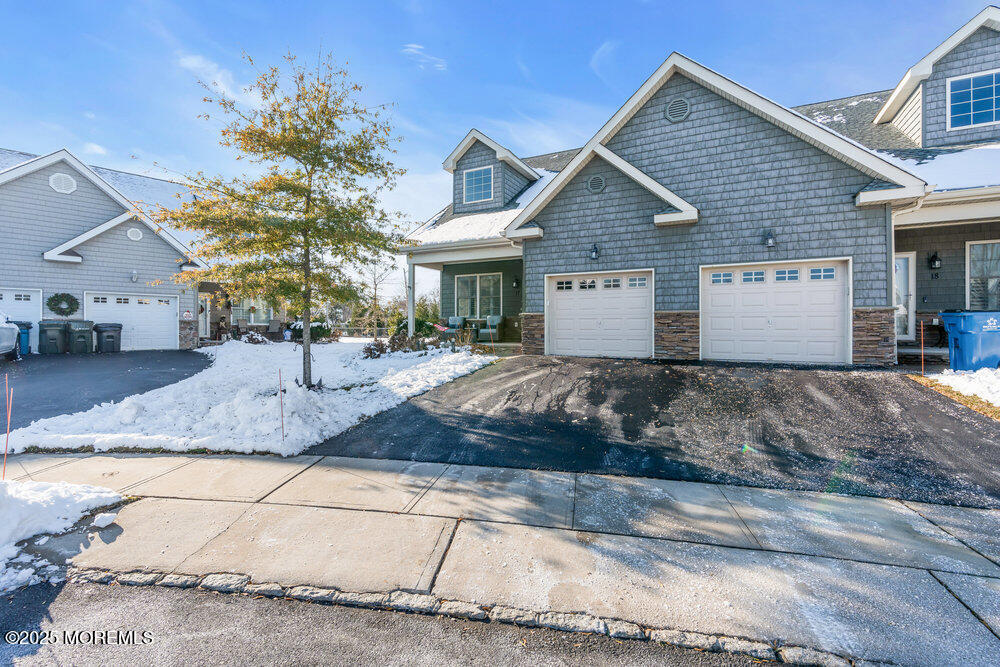 17 Green Tree Circle Hazlet, NJ 07730 - Photo 2 of 29 a front view of a house with a yard