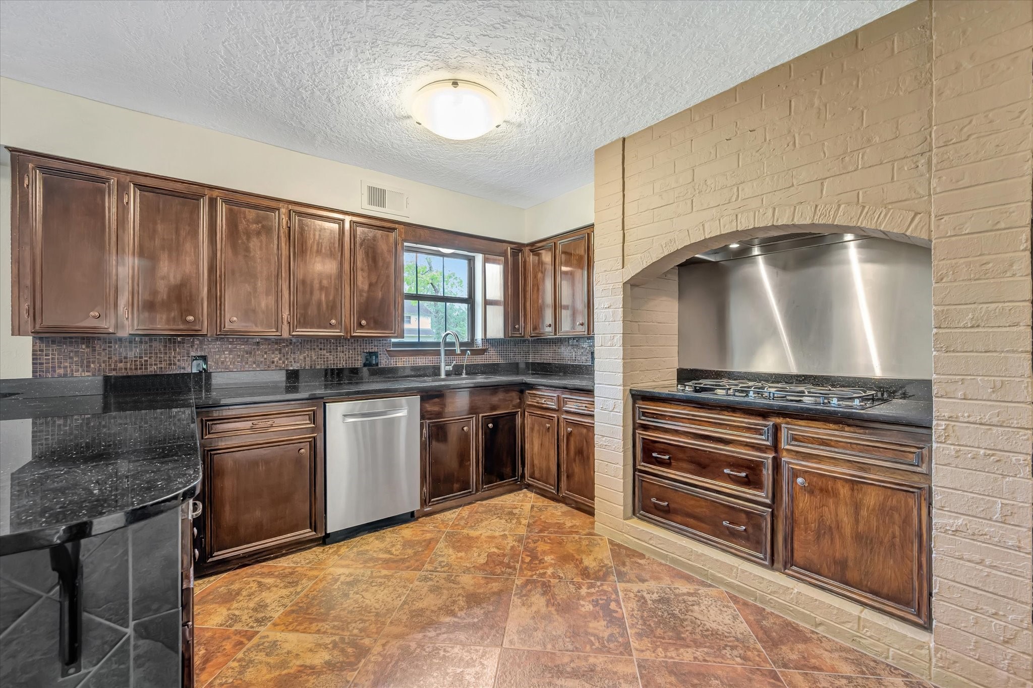822 Devonport Lane Seabrook, TX 77586 - Photo 25 of 50 a kitchen with stainless steel appliances granite countertop a stove a sink and a refrigerator