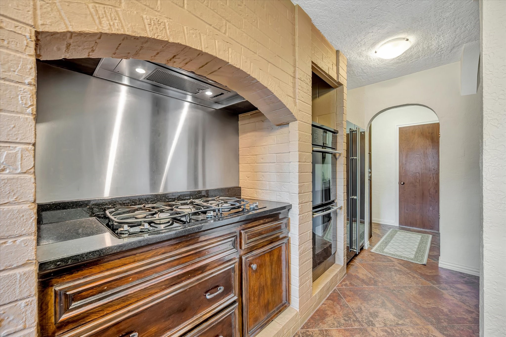 822 Devonport Lane Seabrook, TX 77586 - Photo 26 of 50 a kitchen with stainless steel appliances granite countertop a stove and a refrigerator