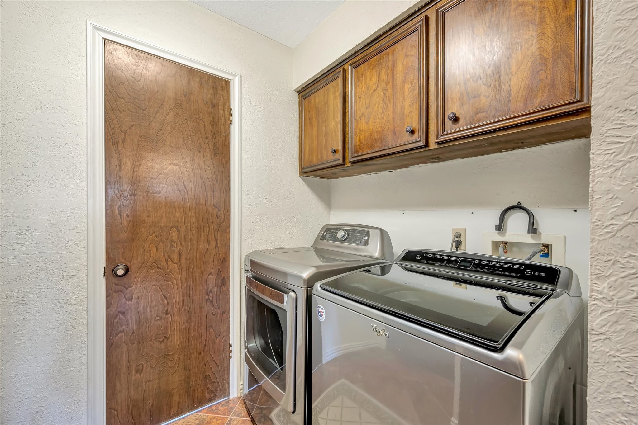 822 Devonport Lane Seabrook, TX 77586 - Photo 27 of 50 a kitchen with stainless steel appliances granite countertop a stove and a refrigerator