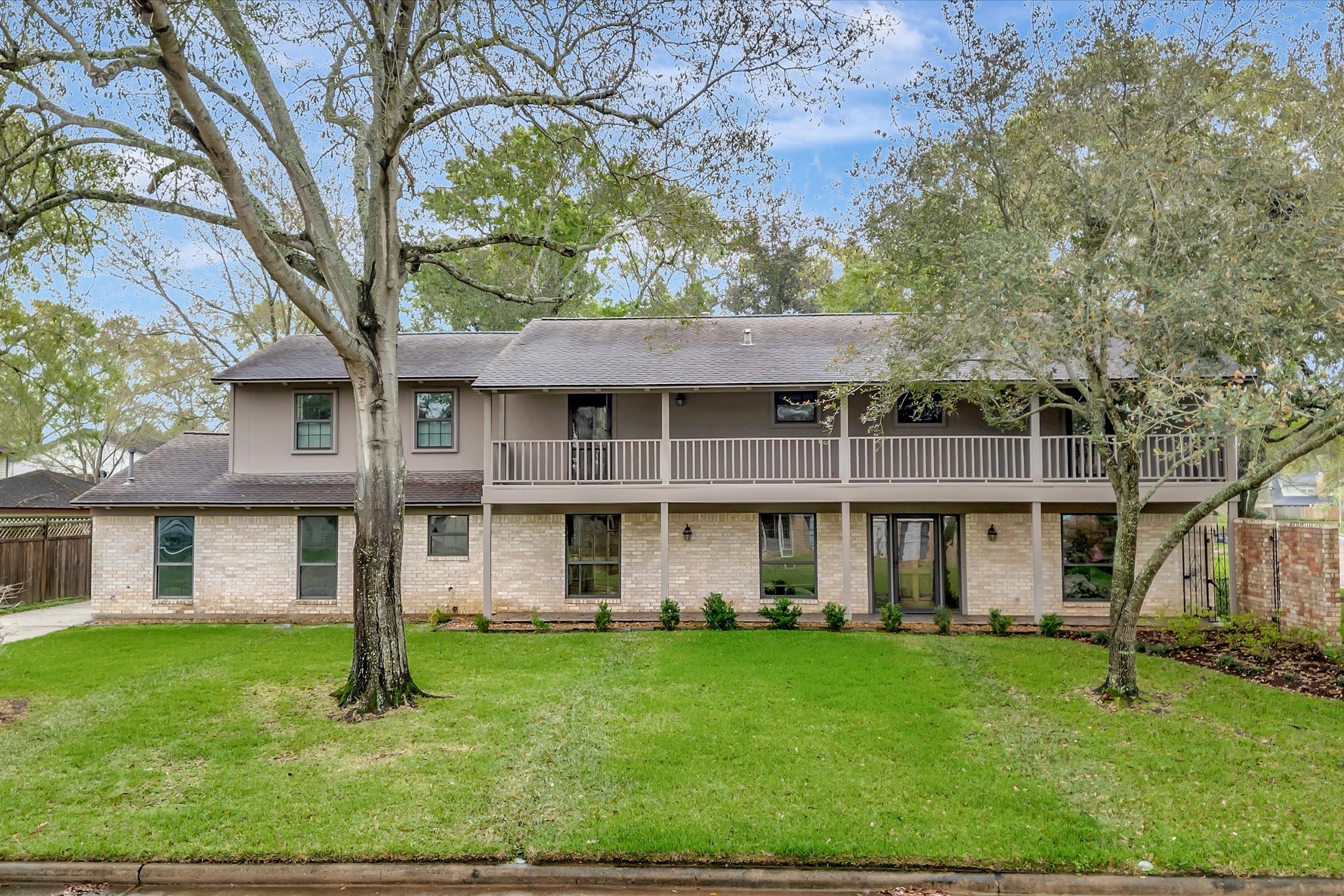 822 Devonport Lane Seabrook, TX 77586 - Photo 3 of 50 a front view of a house with a yard