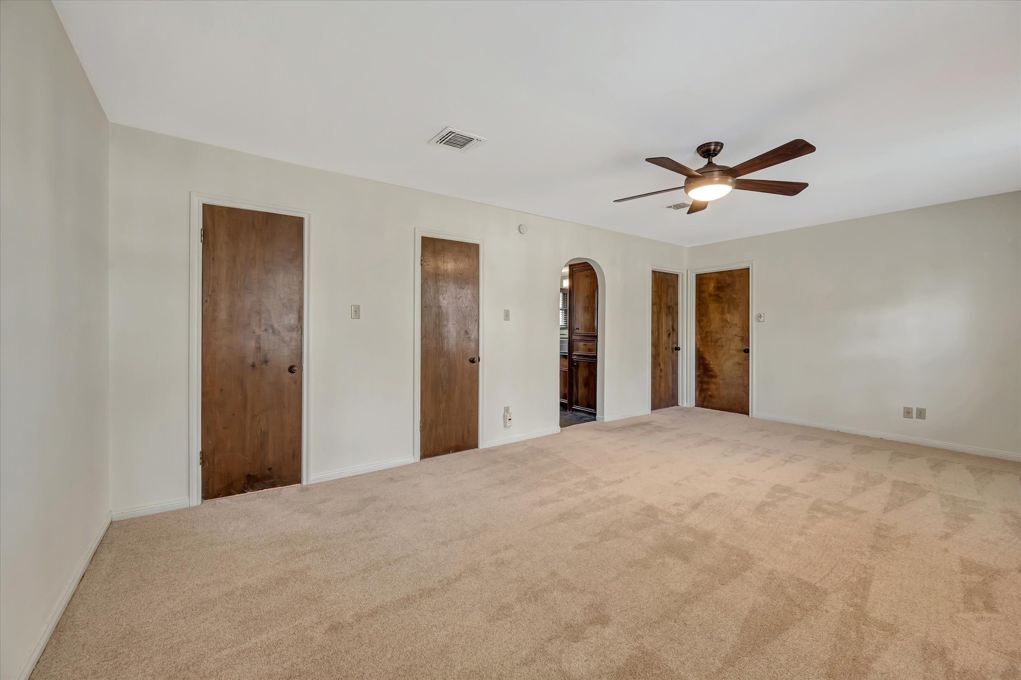822 Devonport Lane Seabrook, TX 77586 - Photo 38 of 50 a view of a big room with closet and a ceiling fan