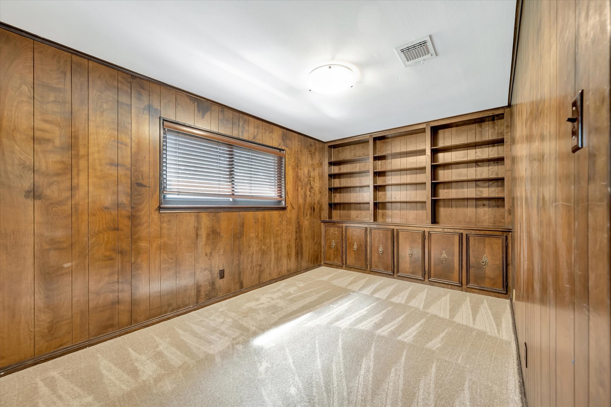 822 Devonport Lane Seabrook, TX 77586 - Photo 39 of 50 a bedroom with a bed and a window