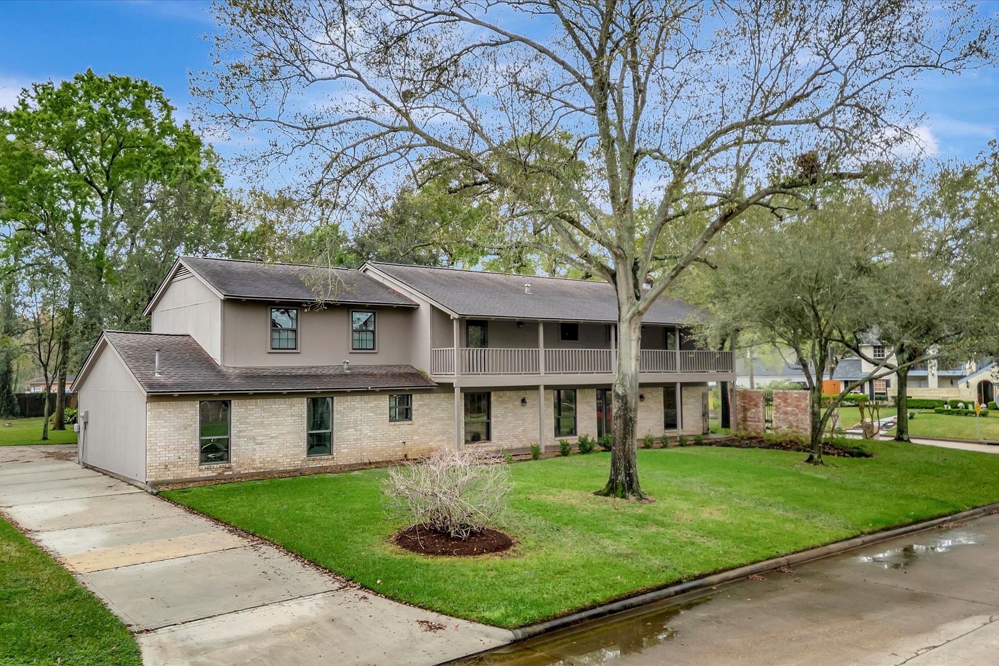 822 Devonport Lane Seabrook, TX 77586 - Photo 4 of 50 a front view of a house with a yard