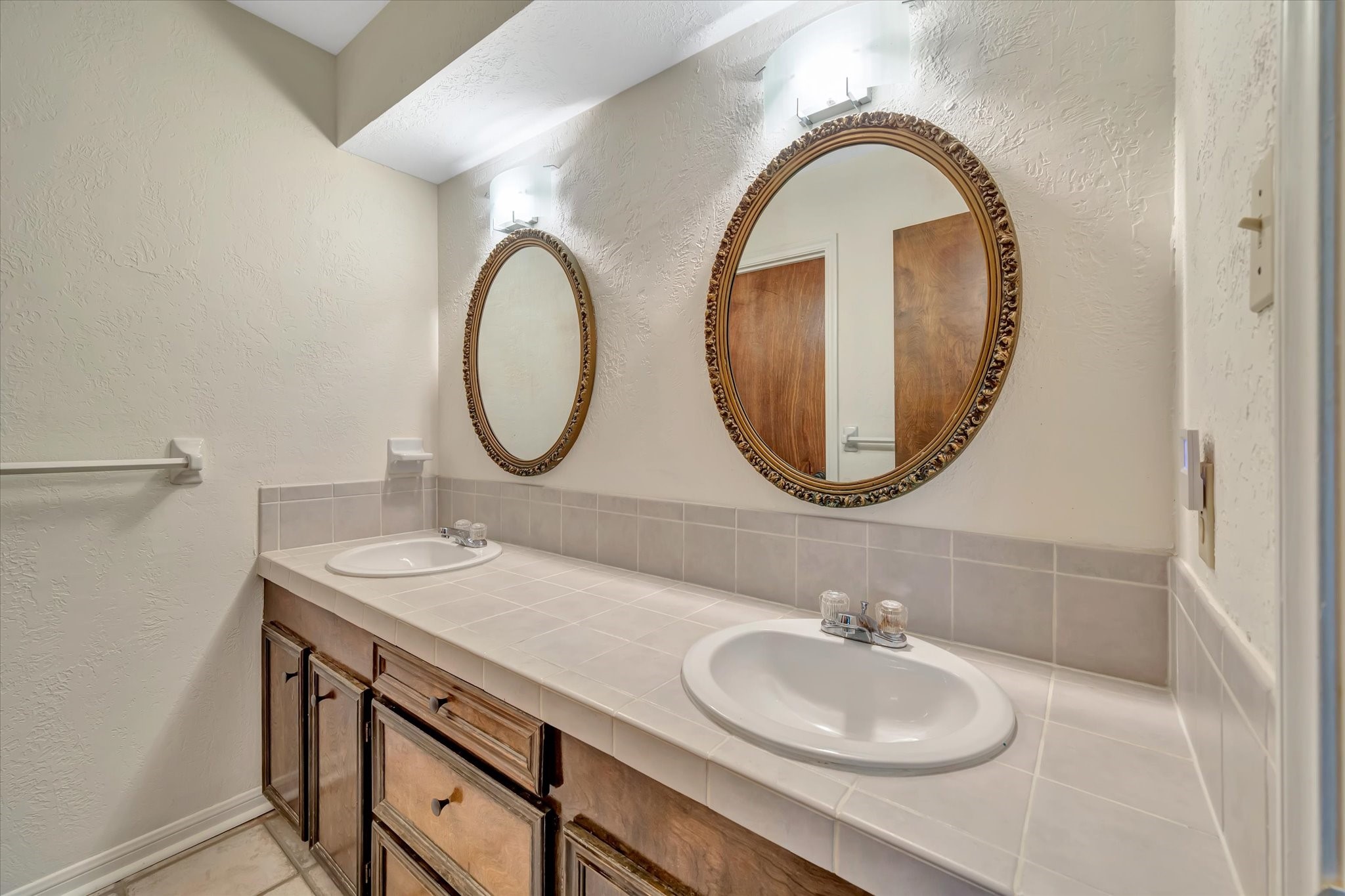 822 Devonport Lane Seabrook, TX 77586 - Photo 45 of 50 a bathroom with a sink and a mirror