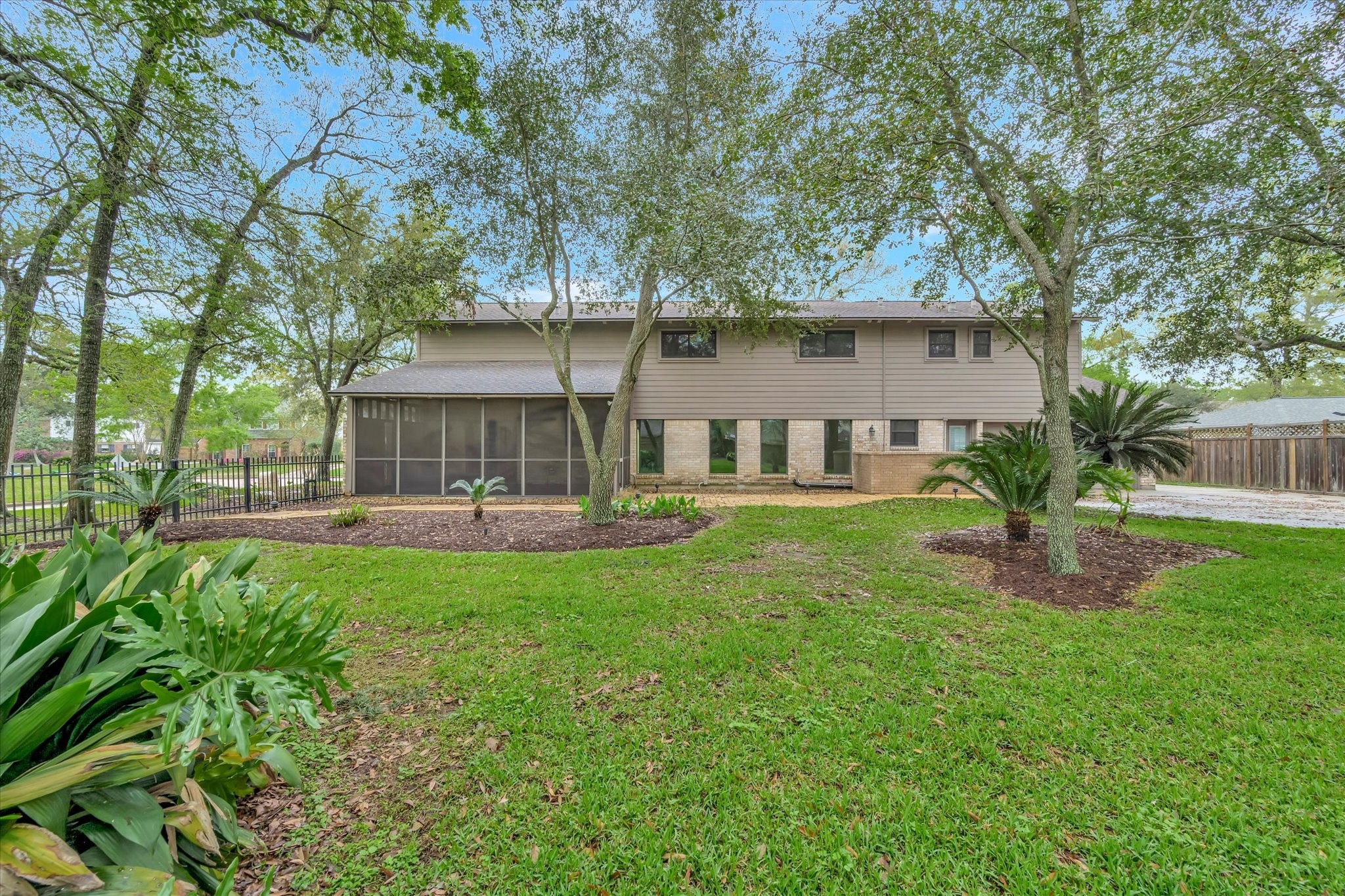 822 Devonport Lane Seabrook, TX 77586 - Photo 7 of 50 a view of a house with a yard and sitting area