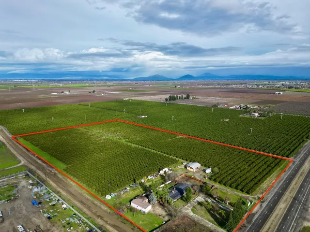 a view of a tennis court