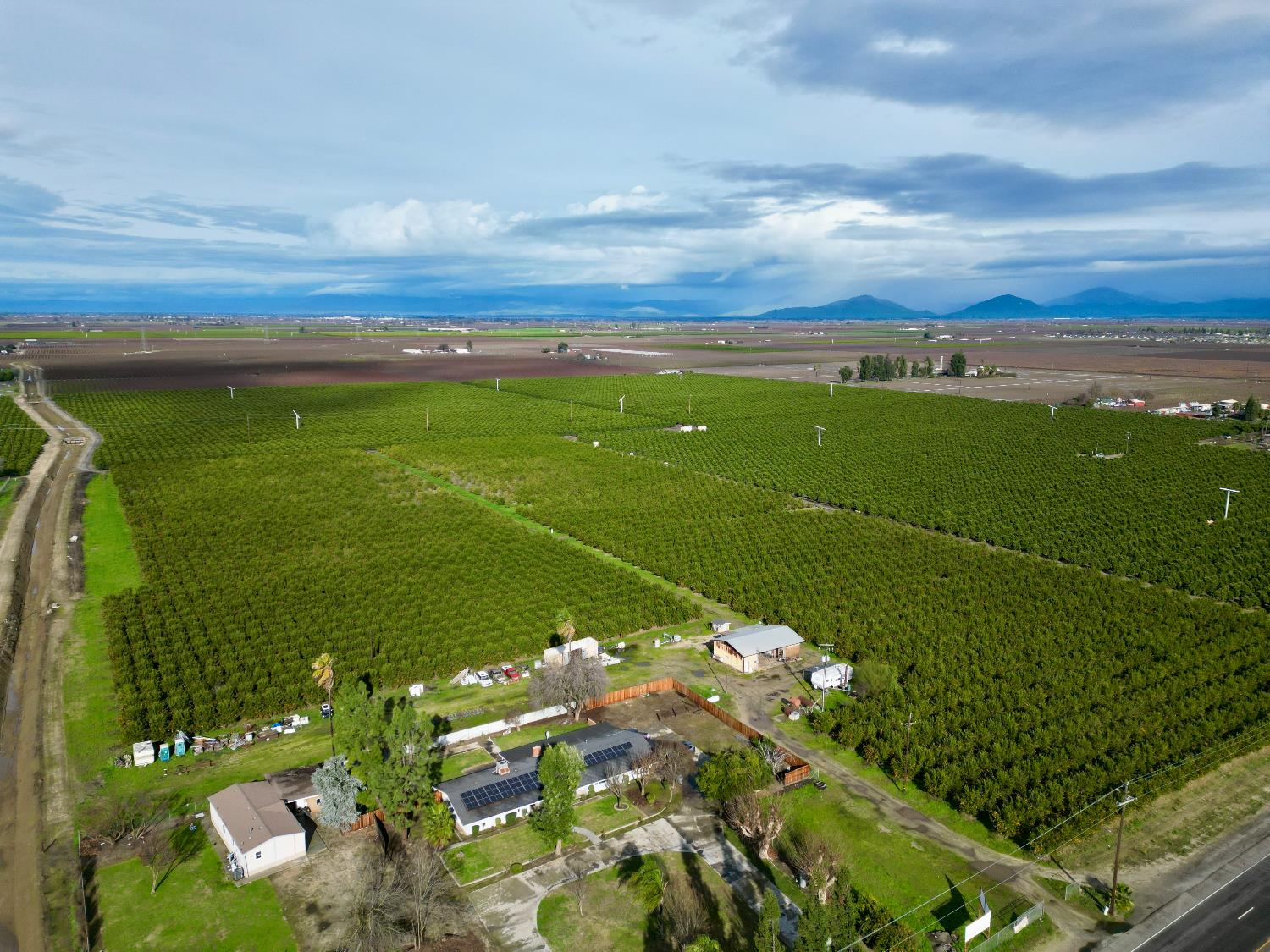 11630 Manning Avenue Selma, CA 93662 - Photo 3 of 5 a view of a golf course with a lake
