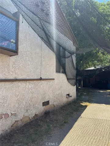 a view of a backyard