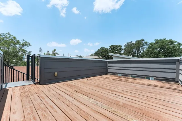 a picture of a very nice looking hallway