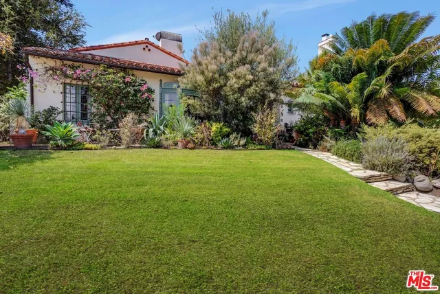 a view of a back yard of the house