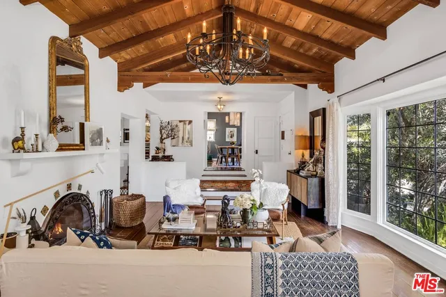 a view of a livingroom with furniture