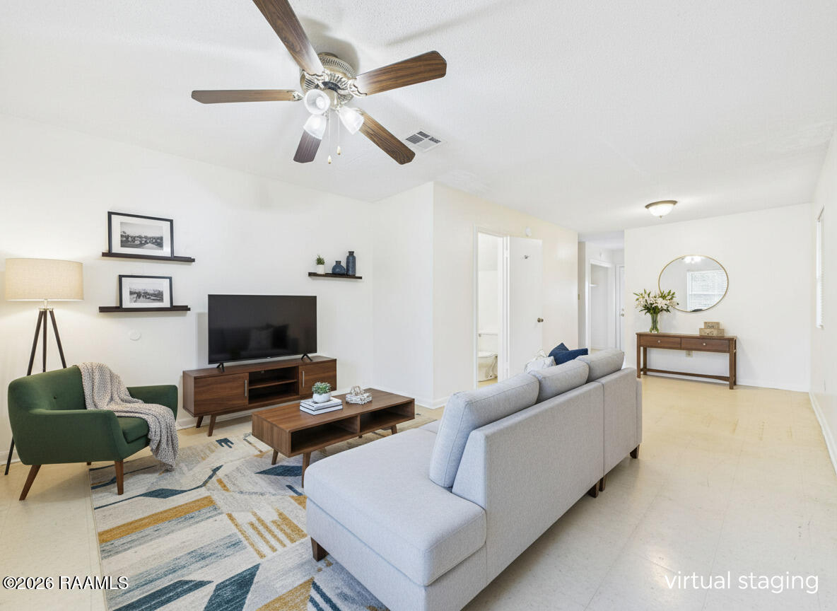 104 Country, Unit D Lafayette, LA 70508 - Photo 3 of 18 Living room (88)