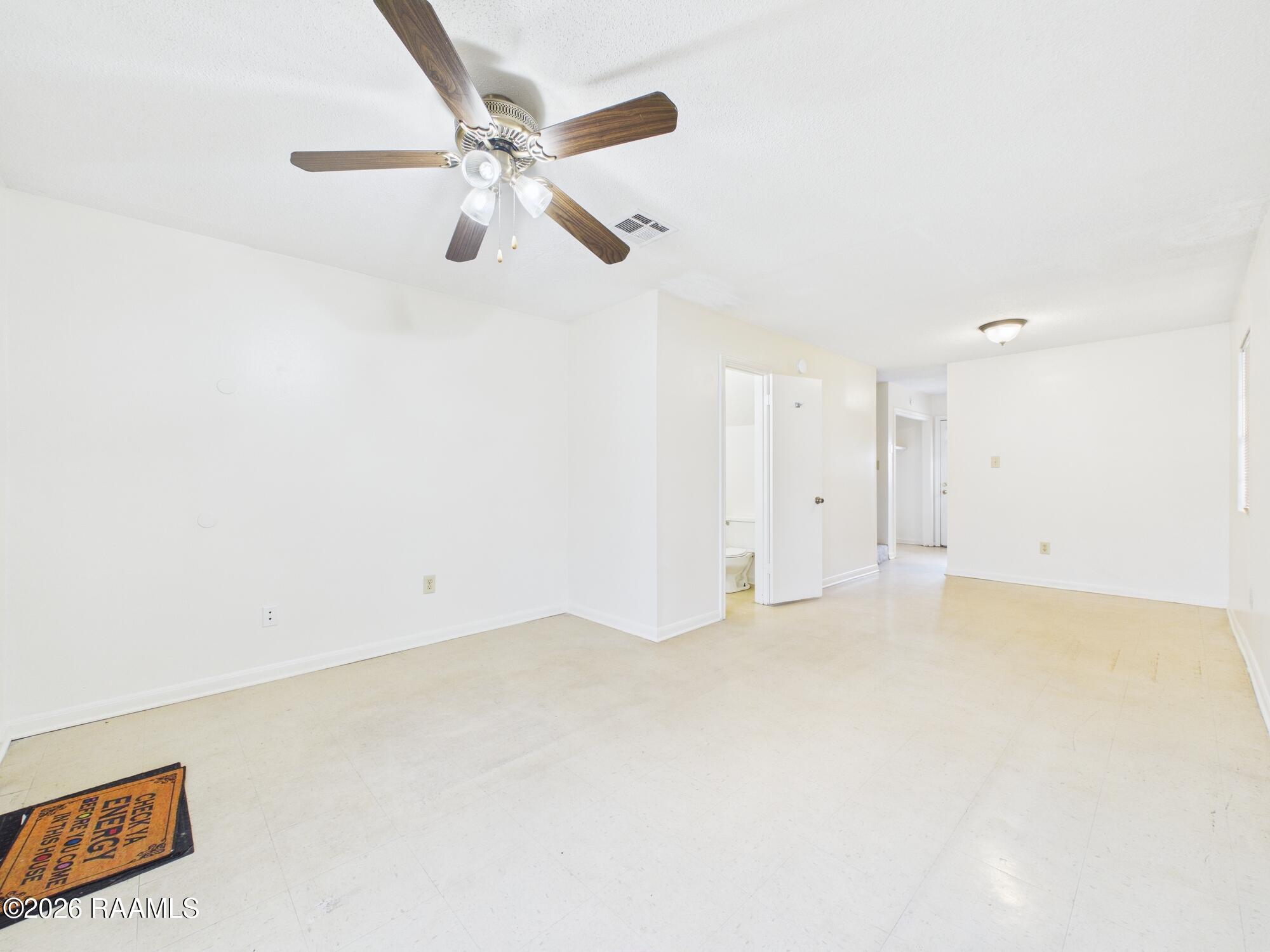 104 Country, Unit D Lafayette, LA 70508 - Photo 4 of 18 CAM06261G6-PR0030-STILL003