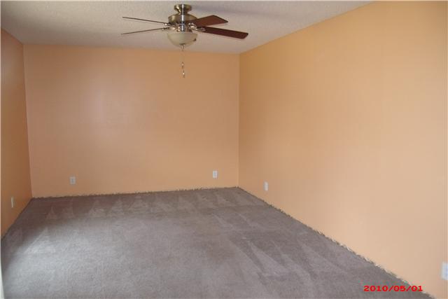 Formal living room/sitting room off entry foyer