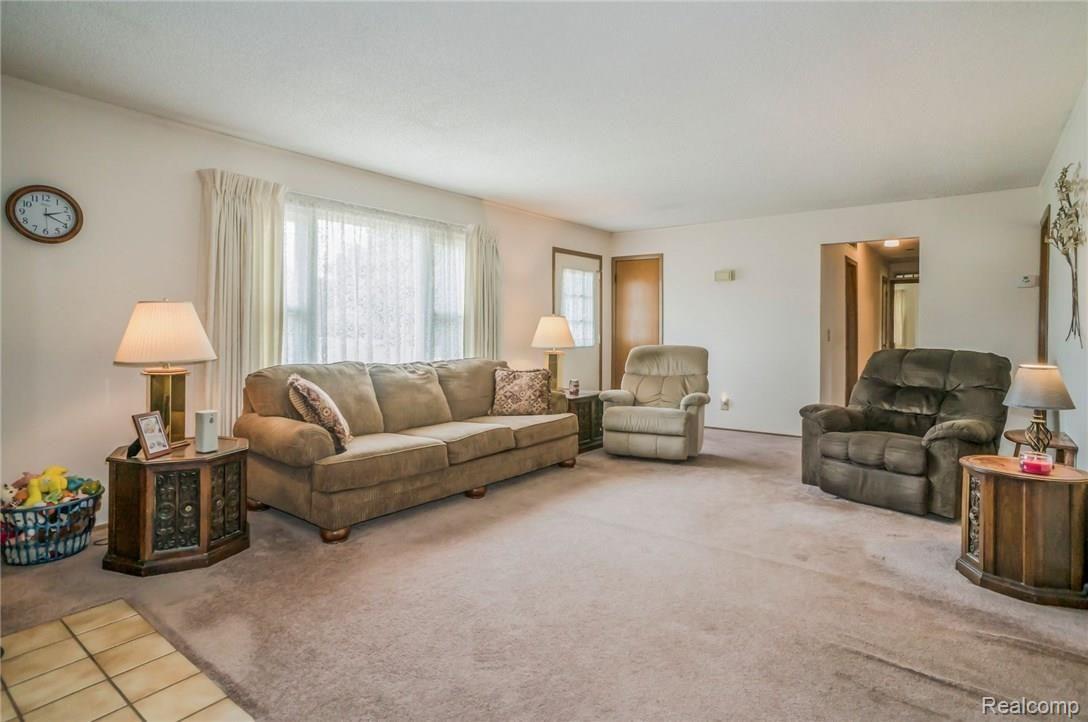 3322 Byron Road Howell, MI 48855 - Photo 4 of 26 4.jpg