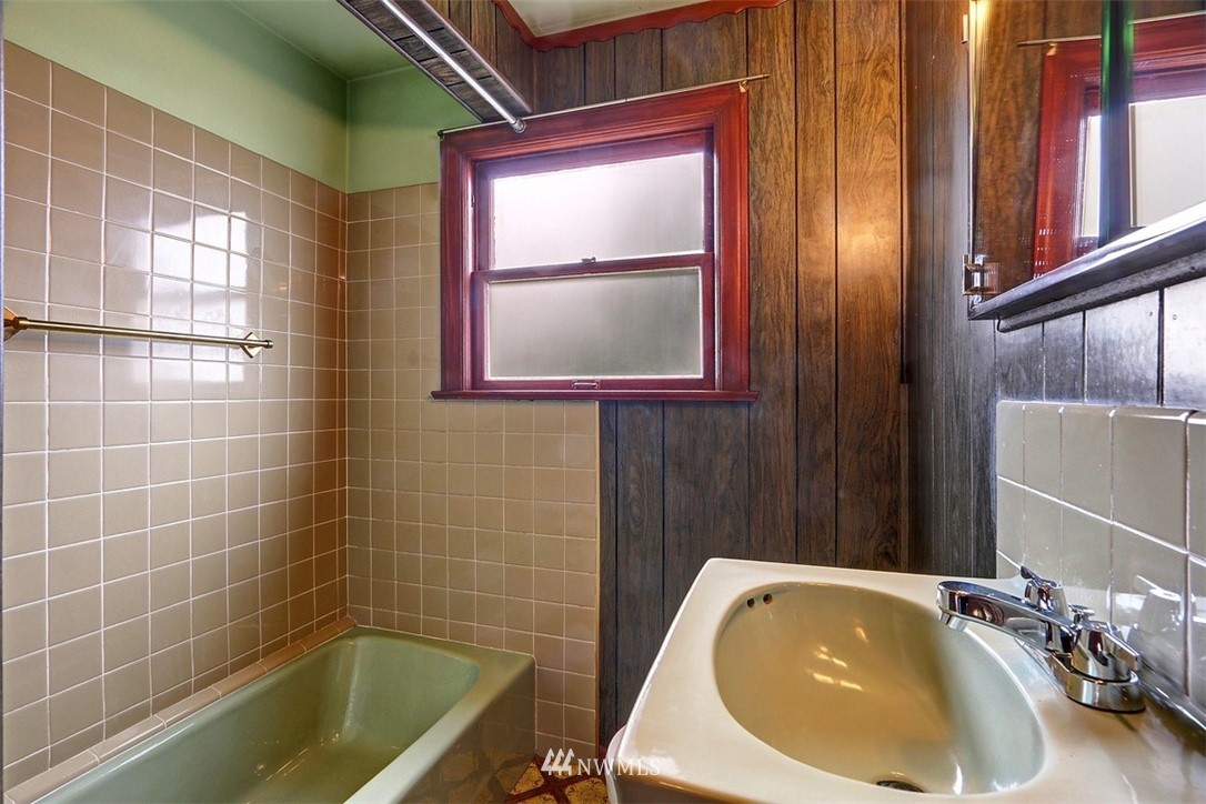 925 Southwest Langston Road Renton, WA 98057 - Photo 14 of 23 a bathroom with a tub and sink