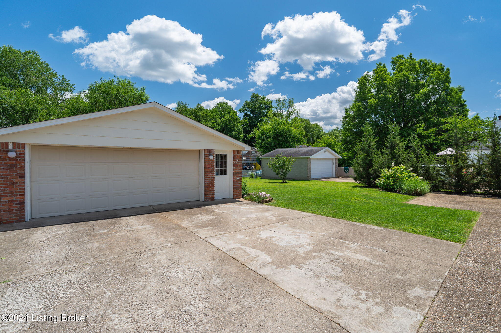 7009 Chippenham Road Louisville, KY 40222 - Photo 32 of 44 XL 2 car garage w/ electric opener