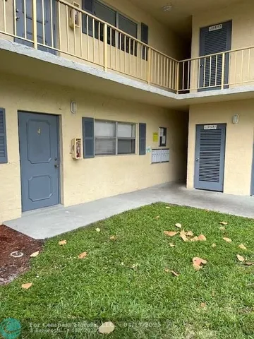 a view of front of house with yard