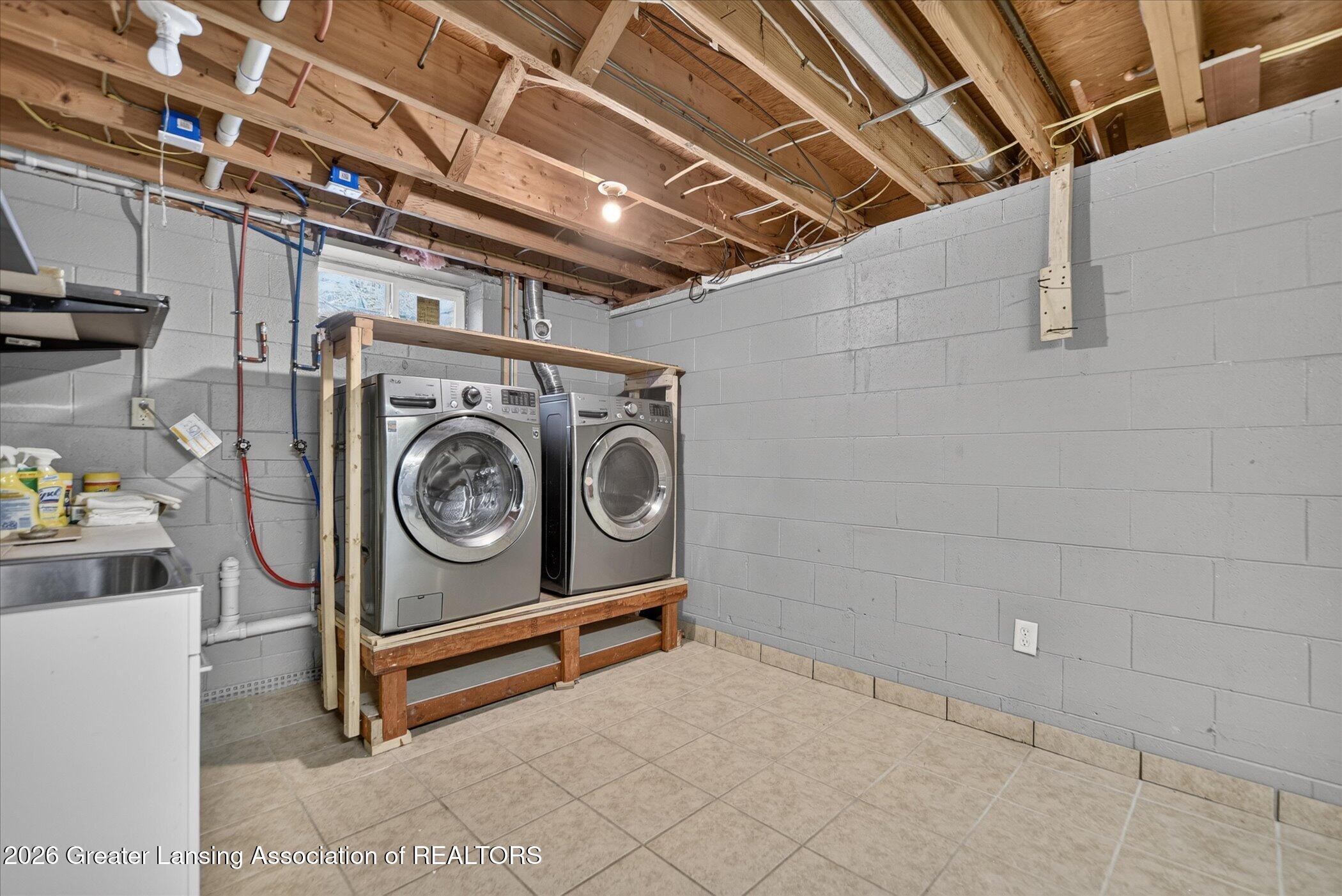 2915 North Cambridge Road Lansing, MI 48911 - Photo 32 of 36 33