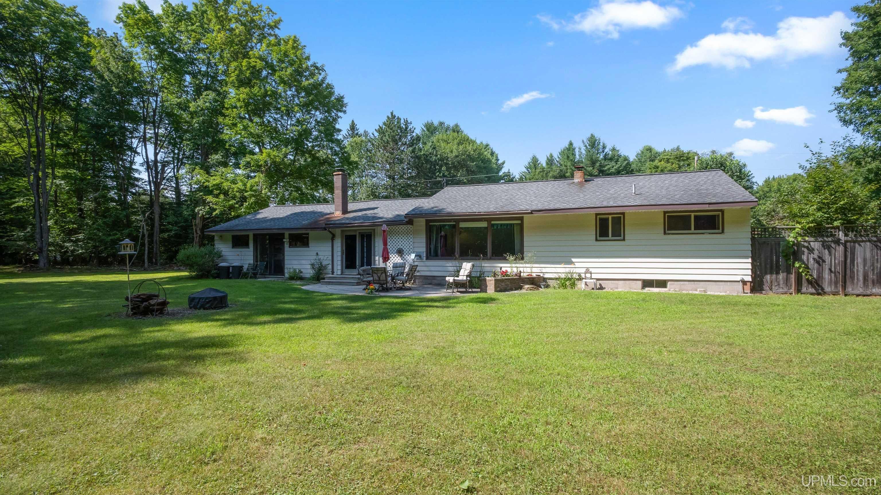 8589 M.5 Road Gladstone, MI 49837 - Photo 4 of 47 Gallery Image 4