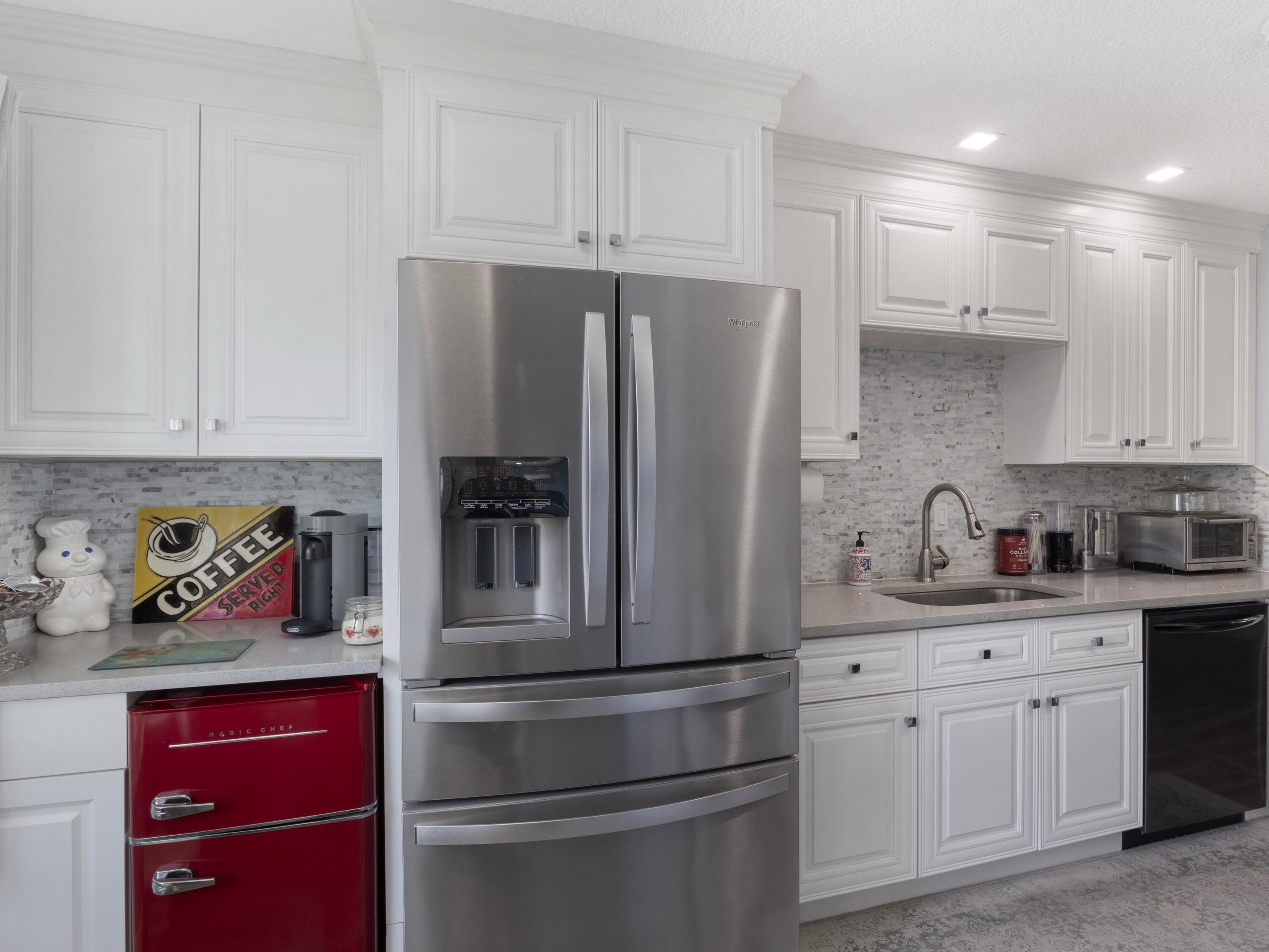 13658 Vía Flora, Unit B Delray Beach, FL 33484 - Photo 3 of 37 Kitchen