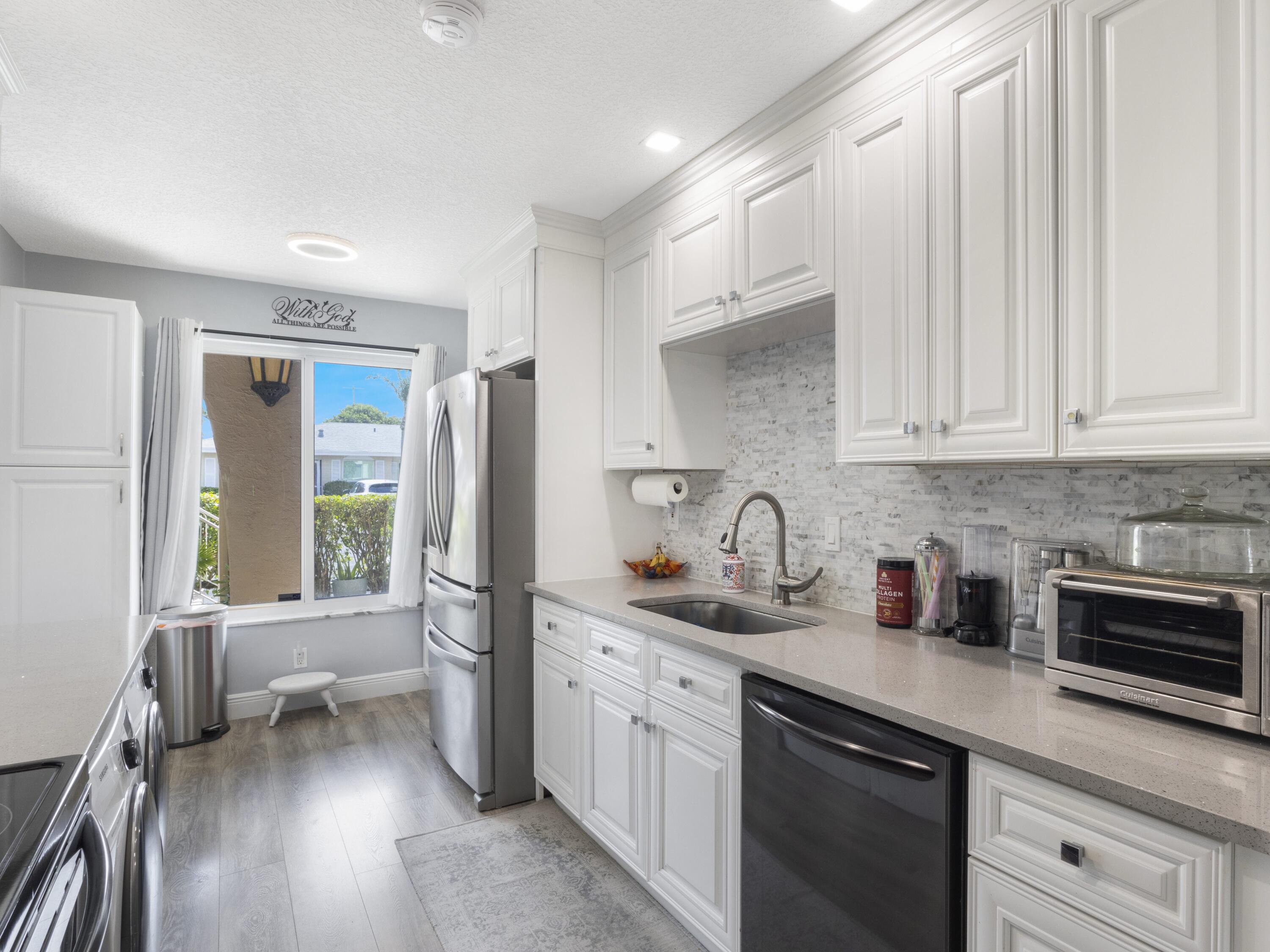13658 Vía Flora, Unit B Delray Beach, FL 33484 - Photo 4 of 37 Kitchen