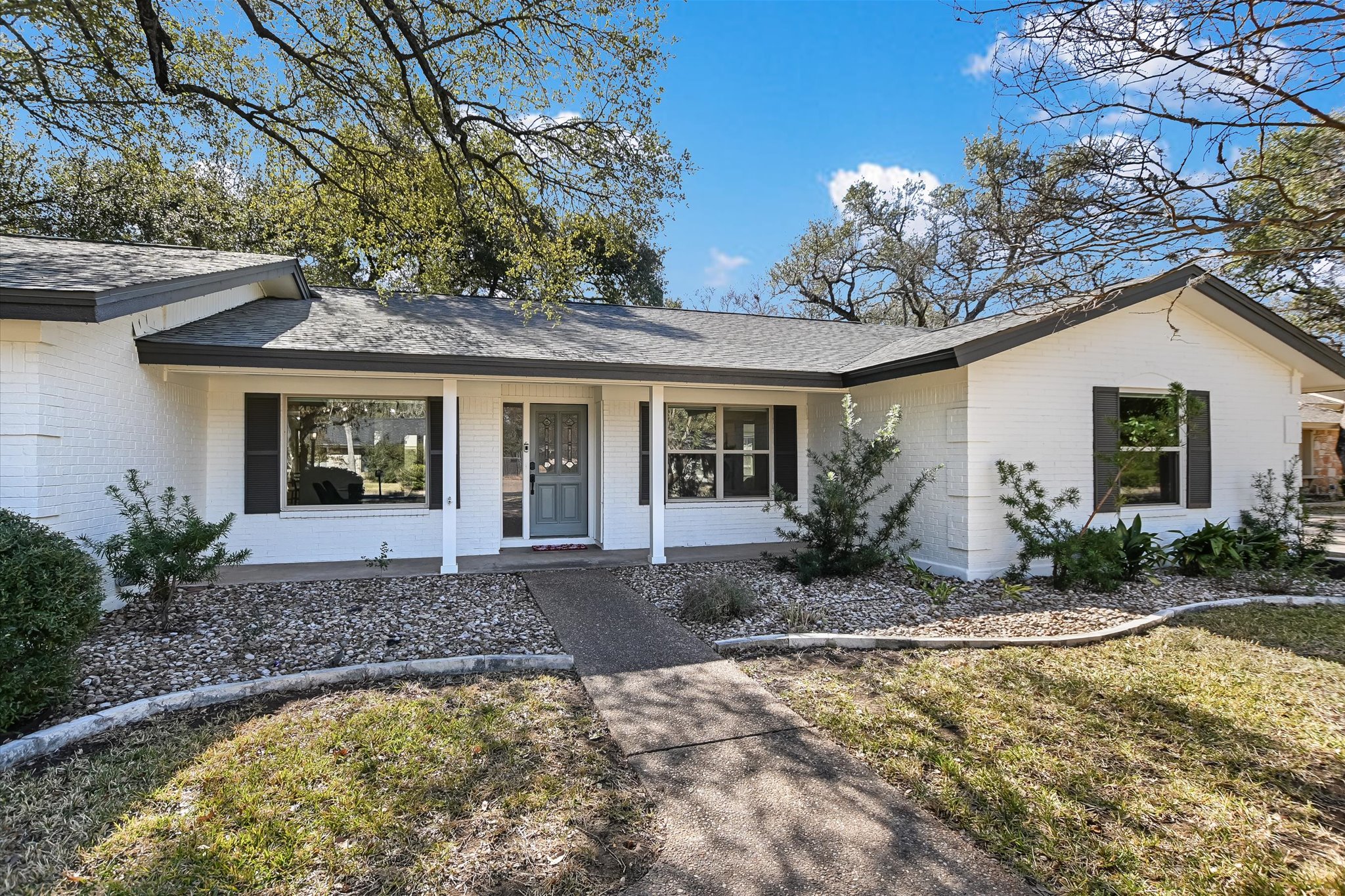 9905 Richelieu Road Austin, TX 78750 - Photo 24 of 32 Ranch-style home with a porch, brick siding, and a front lawn