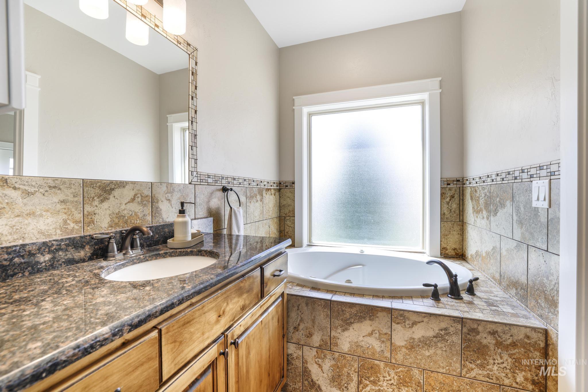 2157 Cayuse Street Twin Falls, ID 83301 - Photo 26 of 48 Full bath featuring vanity and a jetted tub