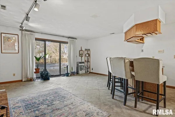 $549,900 | 2551 East Lake Shore Drive, Springfield, IL 62712