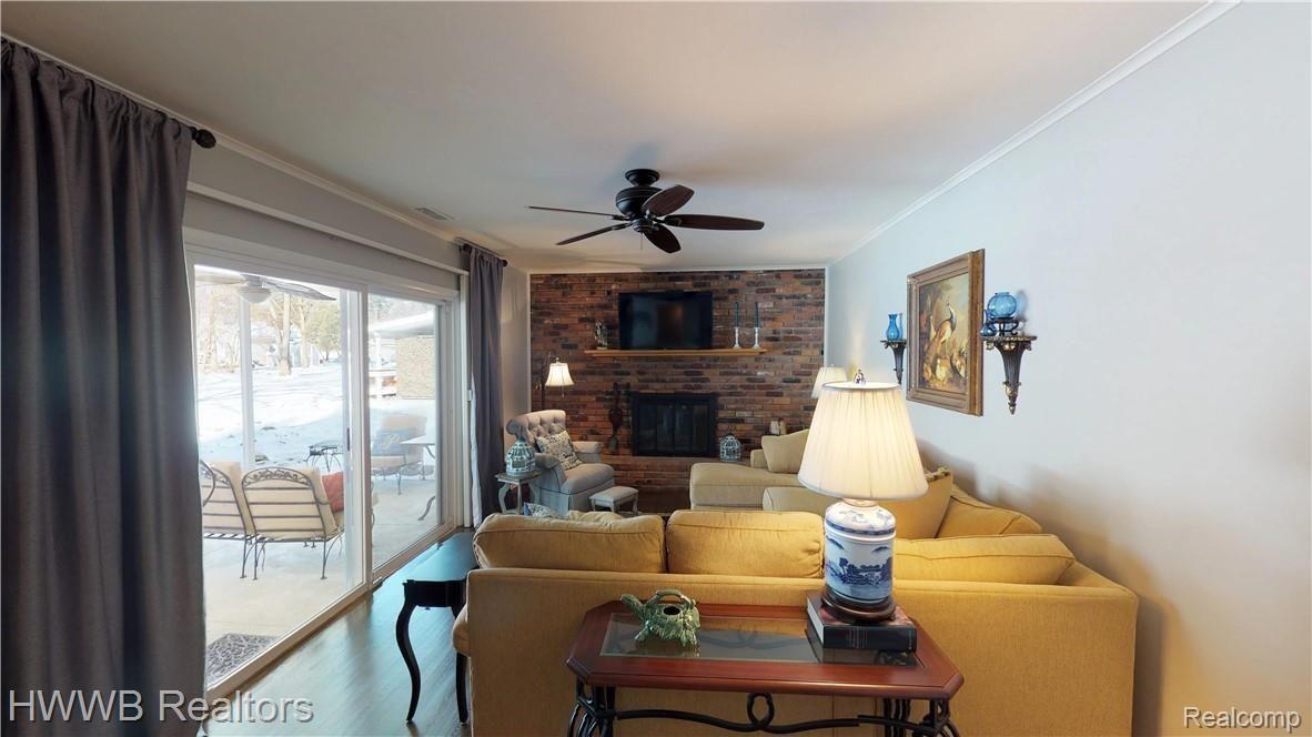 390 East Maryknoll Road Rochester, MI 48309 - Photo 10 of 38 Welcome-To-390-E-Maryknoll-Road-In-Rochester-Hills-11-Family-Room.jpg