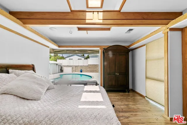 a en suite bathroom with a sink and shower