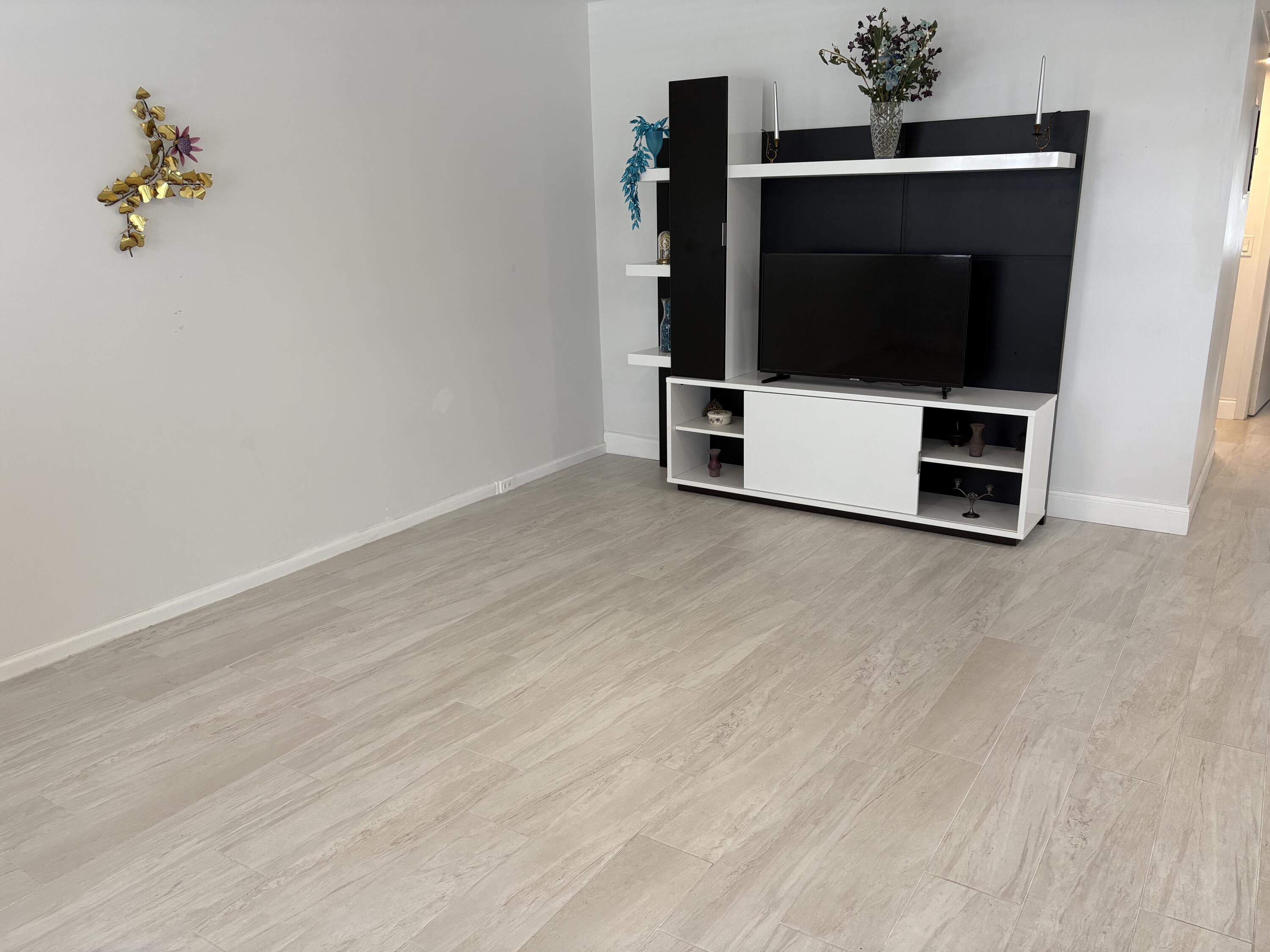 2084 Exeter, Unit 2084E Boca Raton, FL 33434 - Photo 5 of 18 IMG_3133