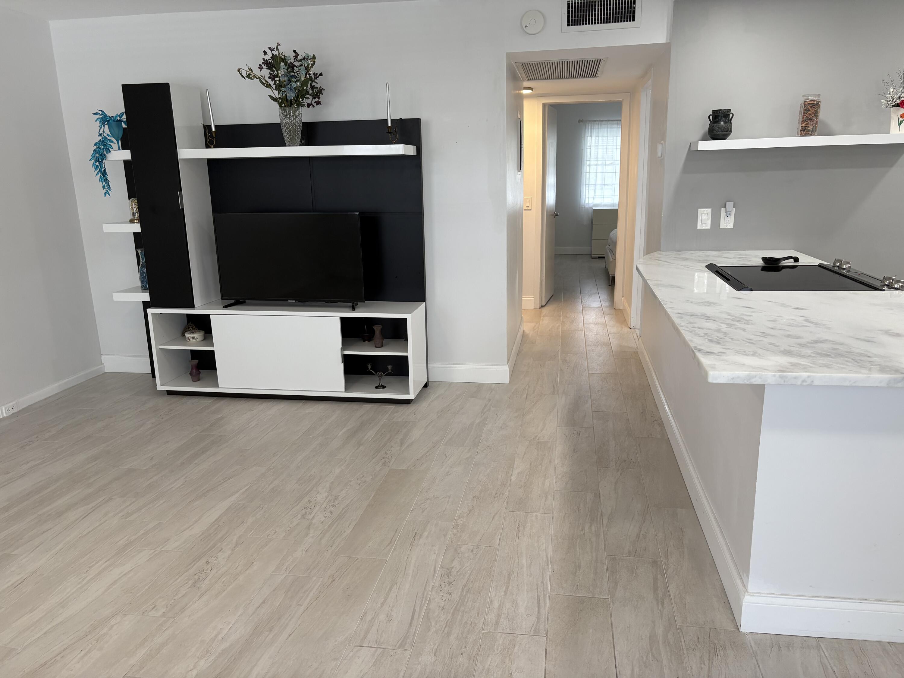 2084 Exeter, Unit 2084E Boca Raton, FL 33434 - Photo 6 of 18 IMG_3134