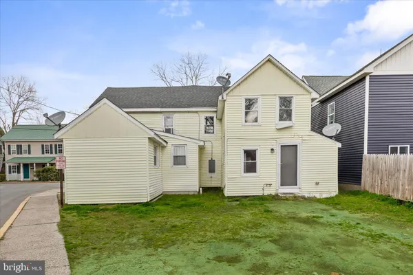 a view of a house with backyard