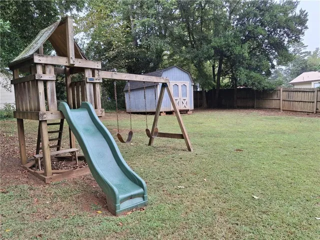 a view of a house with backyard