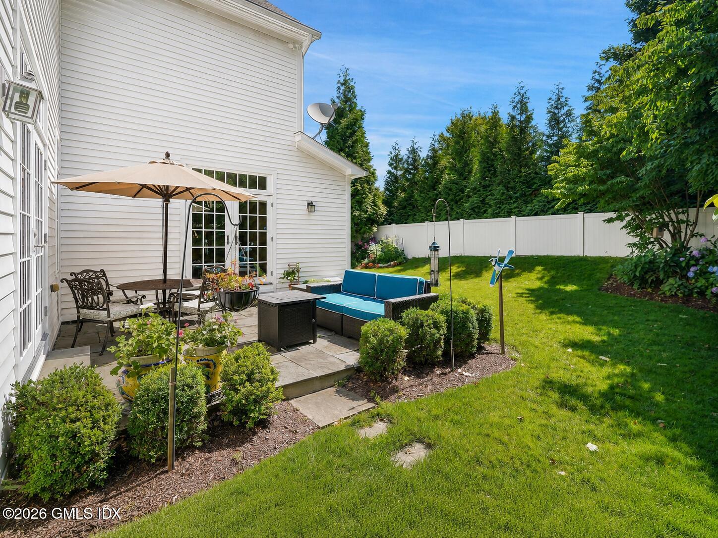 23 Riverside Lane Riverside, CT 06878 - Photo 27 of 31 Back Patio
