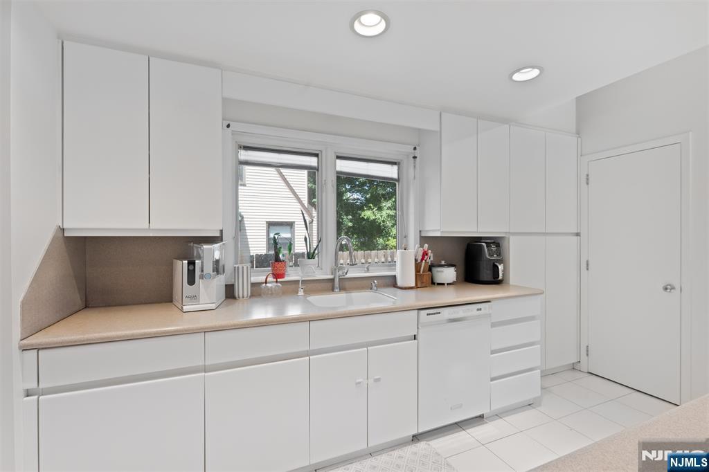 529 Wyndham Road Teaneck, NJ 07666 - Photo 16 of 30