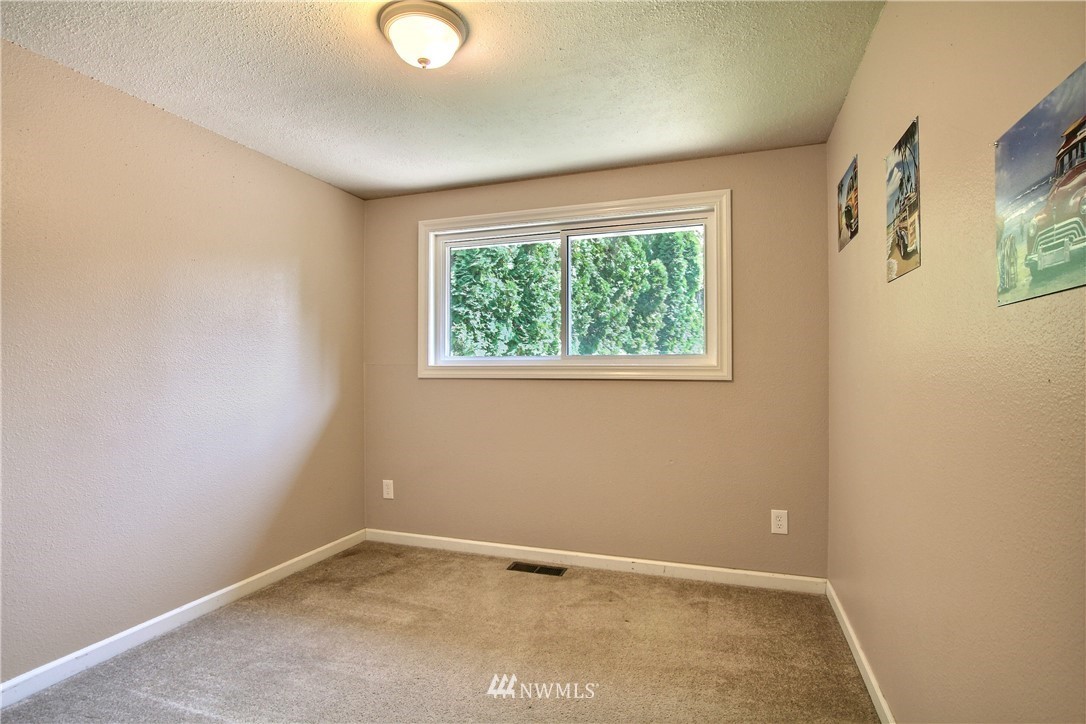 509 223rd Street Southwest Bothell, WA 98021 - Photo 19 of 39 an empty room with windows