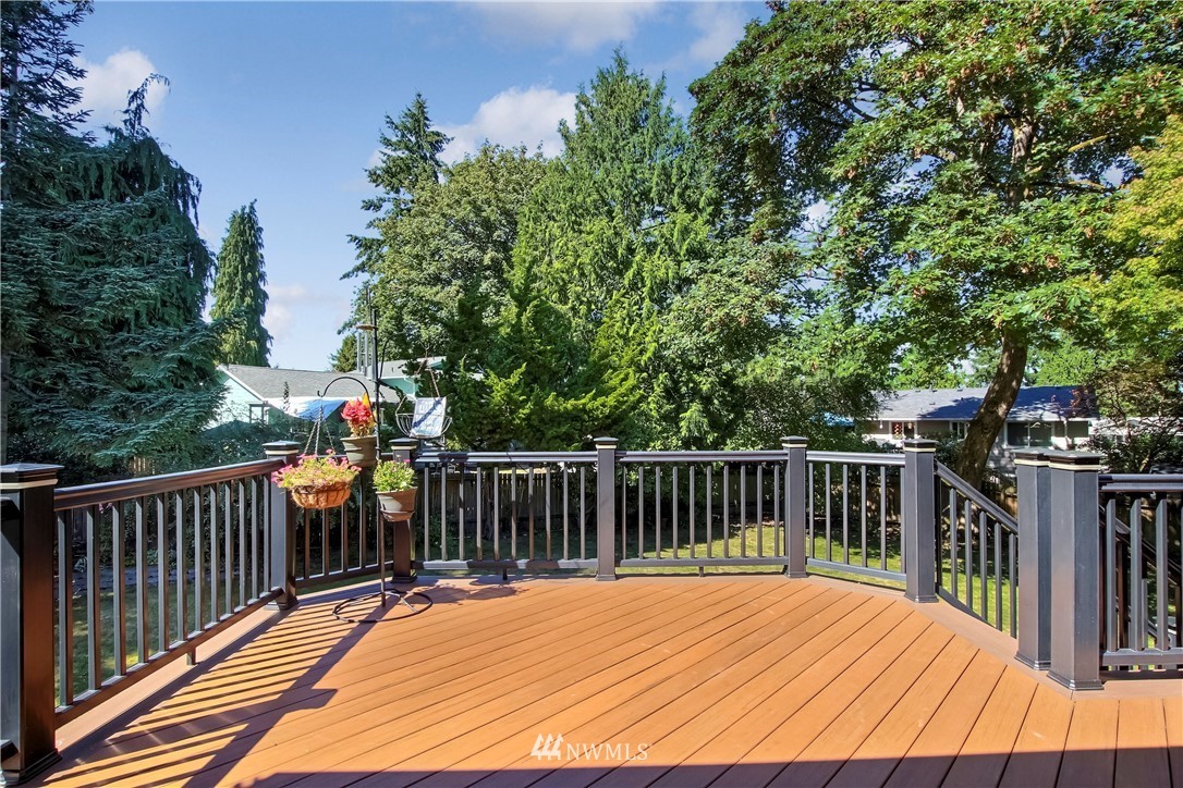 509 223rd Street Southwest Bothell, WA 98021 - Photo 27 of 39 a balcony with wooden floor and fence