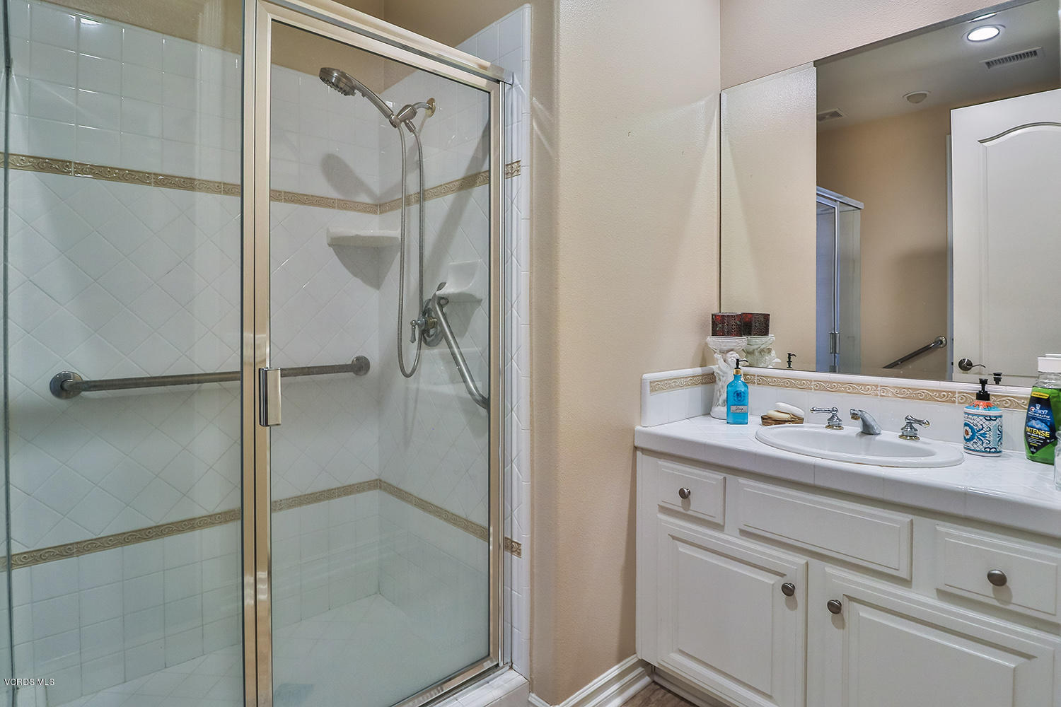649 Noble Road Simi Valley, CA 93065 - Photo 29 of 70 iGuest Ensuite3