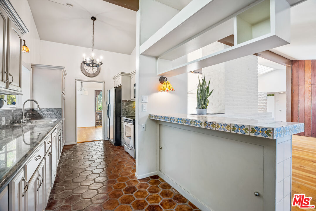 2255 Stradella Road Los Angeles, CA 90077 - Photo 12 of 33 a very nice looking room with a large window