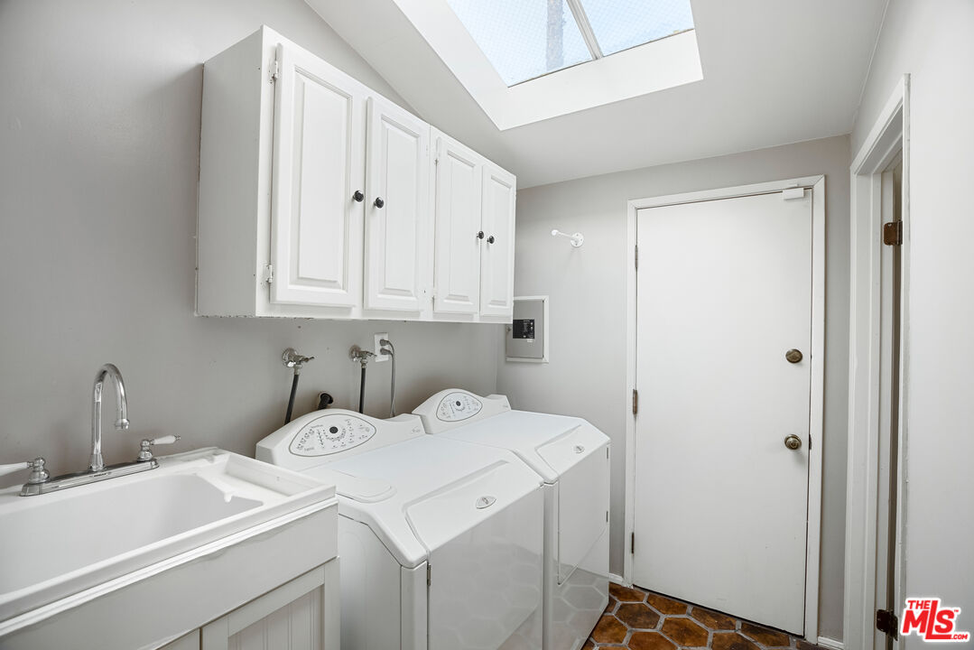 2255 Stradella Road Los Angeles, CA 90077 - Photo 28 of 33 a utility room with dryer and washer