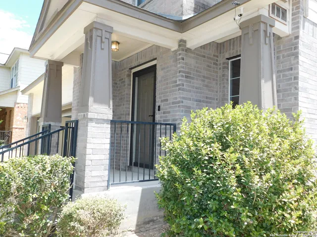 $1,800 | 10386 Oakwood Crest, San Antonio, TX 78245