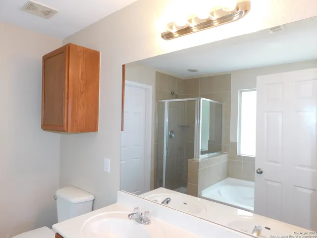 $1,800 | 10386 Oakwood Crest, San Antonio, TX 78245