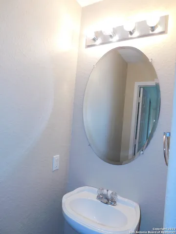 $1,800 | 10386 Oakwood Crest, San Antonio, TX 78245