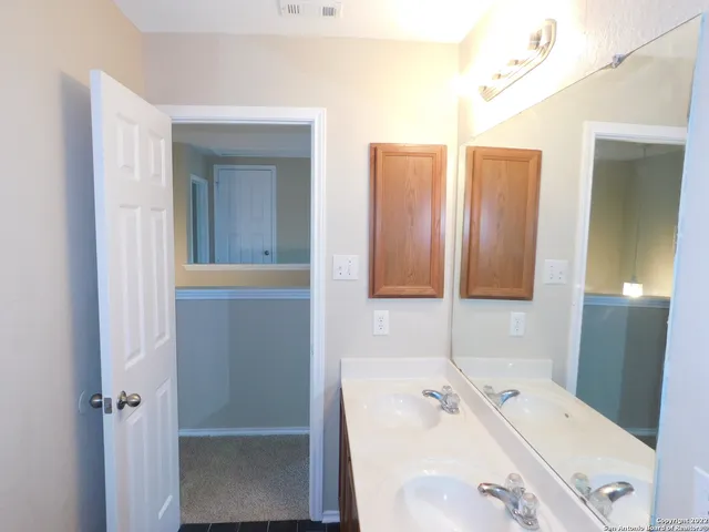 $1,800 | 10386 Oakwood Crest, San Antonio, TX 78245