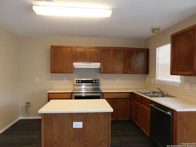 $1,800 | 10386 Oakwood Crest, San Antonio, TX 78245